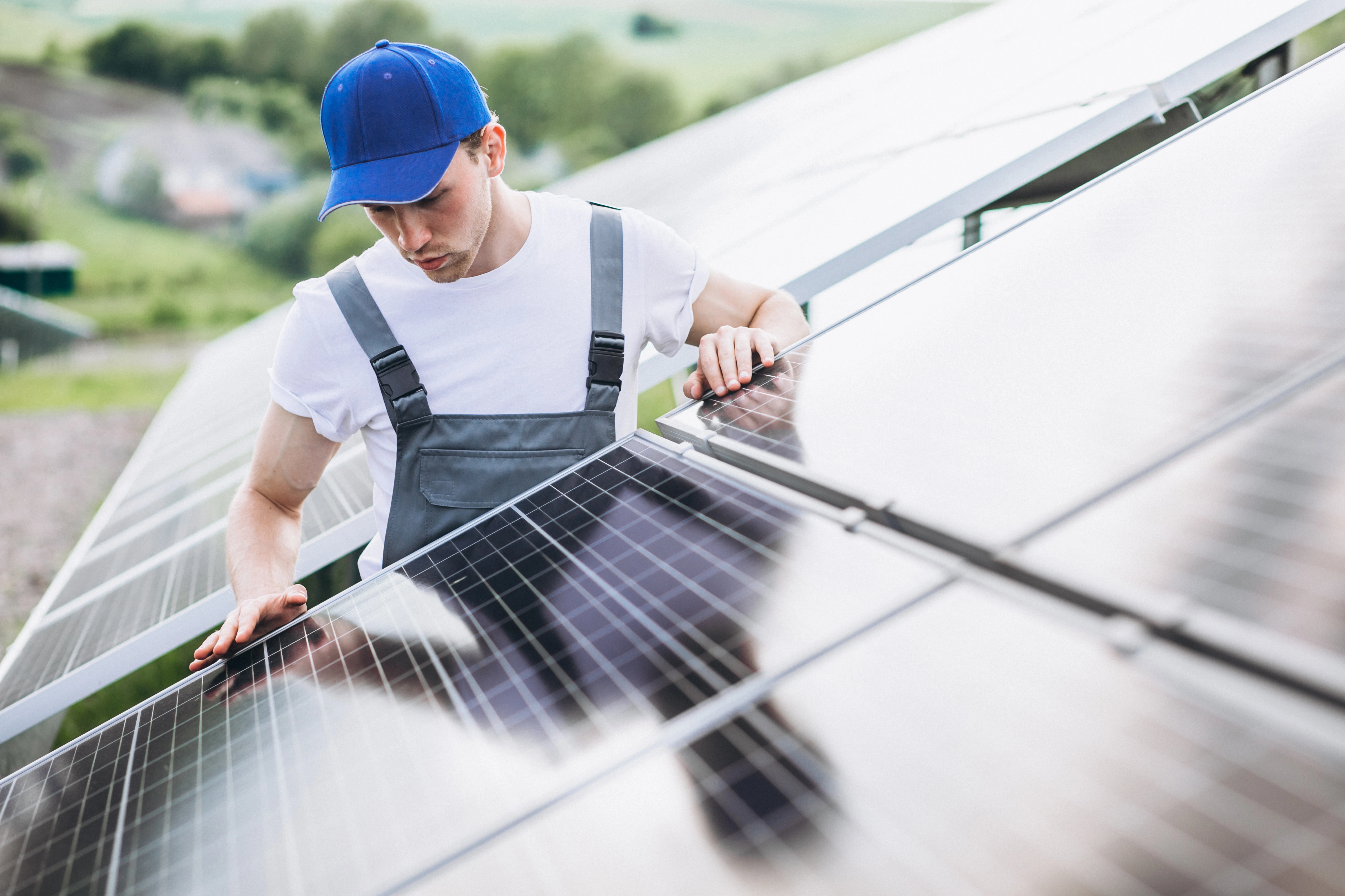 Zonnepanelen installatie op een schuin dak in Nederland